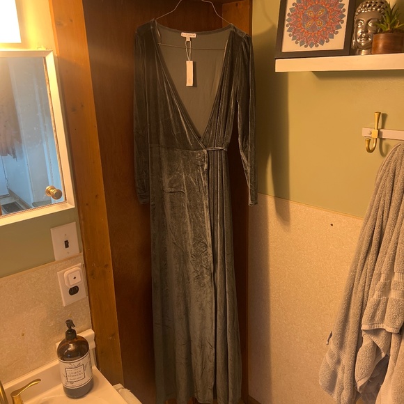 Baltic Born Esmeralda Velvet Maxi - Picture 1 of 4